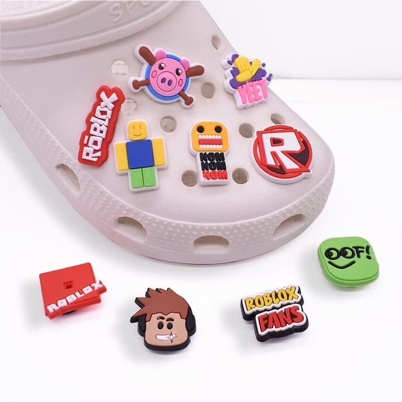 Pronto Palha Pins Roblox Cartoon Novo Produto Bonito Jogo de Desenho Animado DIY Sapatos Enfeites Botões