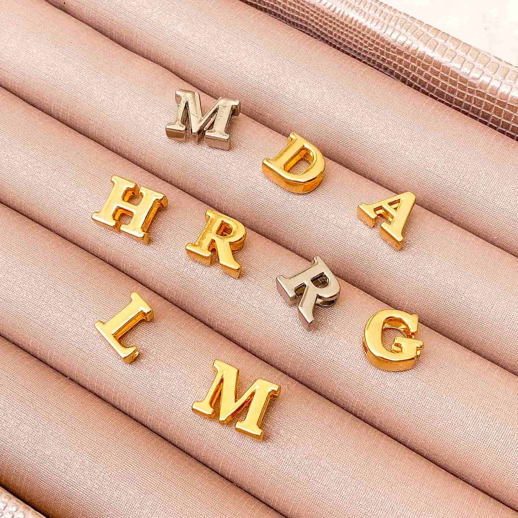 [ SEMI JOIA ] Pingente Letra Inicial Passador Delicada Banhado em Ouro 18k Alto Padrão