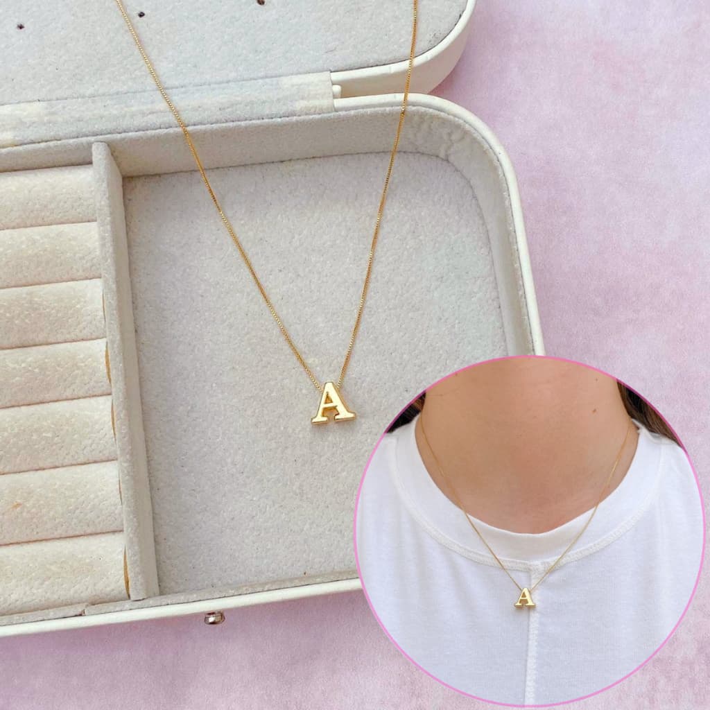 [ SEMI JOIA ] Colar Letra Inicial Delicada Passador 45cm Cordão Banho Ouro 18k Acessórios Femininos