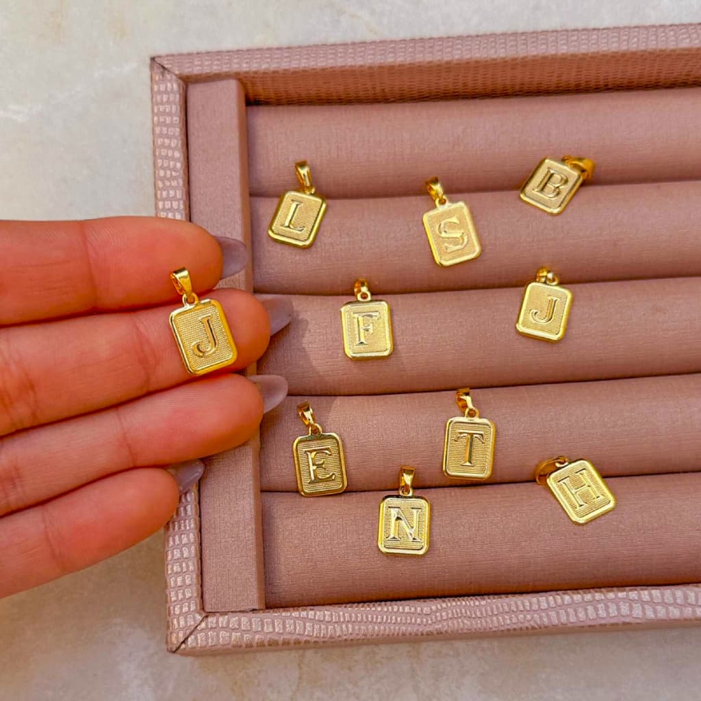 [ SEMI JOIA ] Pingente Letra Inicial Placa Delicada Banhado em Ouro 18k Alto Padrão