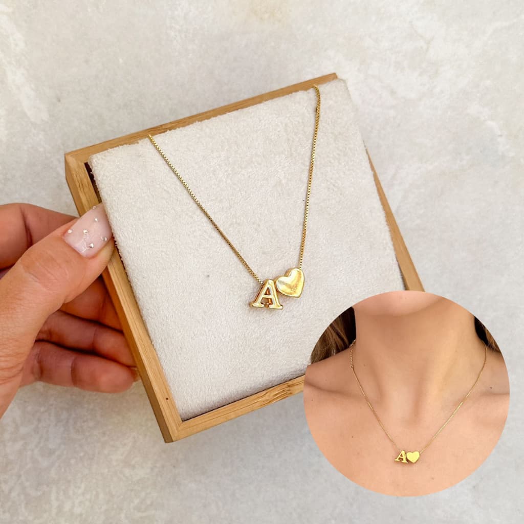 [SEMI JOIA] Colar Letra Inicial Passador Coração Liso (45cm) Banho Ouro 18k Acessórios Femininos